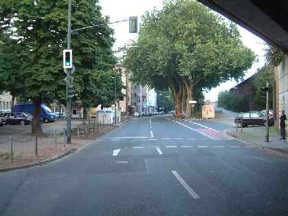  Bild: Kreuzung Kronprinzenstr. / Benzenbergstr. / Bachstr., Richtung Osten 