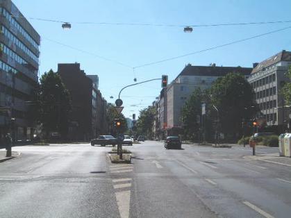  Bild: Kreuzung Corneliusstr. / Herzogstr., Richtung Westen 