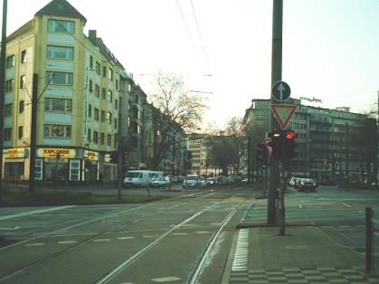  Bild: Kreuzung Hüttenstr. / Corneliusstr. / Luisenstr. / Karl-Rudolf-Str., Richtung WestenNordwesten 