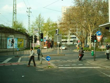  Bild: Kreuzung Willi-Becker-Allee / Eisenstr. / Ellerstr. / Vulkanstr., Richtung NordenNordosten 