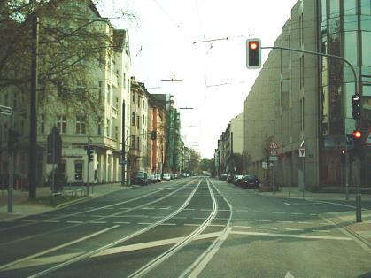  Bild: Kreuzung Helmholtzstr. / Gustav-Poensgen-Str. / Luisenstr., Richtung SüdenSüdwesten 