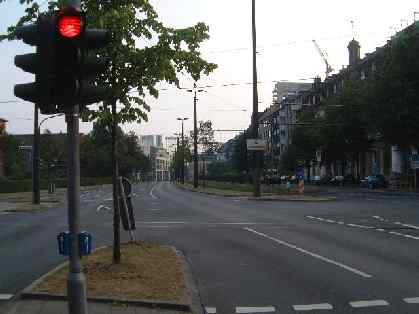  Bild: Kreuzung Hubertusstr. / Neusser Str., Richtung SüdenSüdwesten 