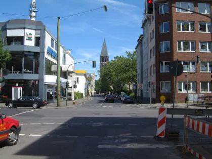  Bild: Kreuzung Merowingerstr. / Suitbertusstr., Richtung Osten 