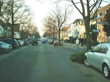  Bild: Kreuzung Volmerswerther Str. / Grimlinghauser Str., Richtung Norden 