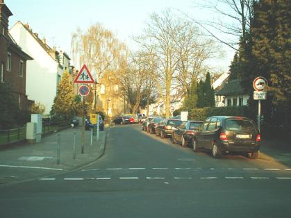  Bild: Kreuzung Volmerswerther Str. / Grimlinghauser Str., Richtung Osten 