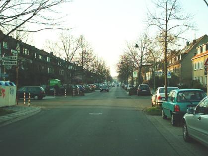  Bild: Kreuzung Volmerswerther Str. / Uedesheimer Str., Richtung Norden 