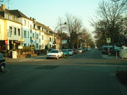  Bild: Kreuzung Volmerswerther Str. / Uedesheimer Str., Richtung Süden 