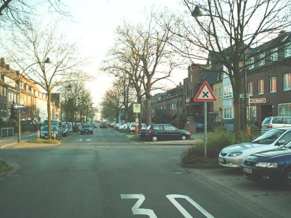  Bild: Kreuzung Volmerswerther Str. / An der Viehlingshecke, Richtung Süden 